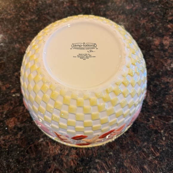 Temp-tations by Tara 3-Qt Serving Bowl – Summer Shells – NEW - Picture 3 of 4